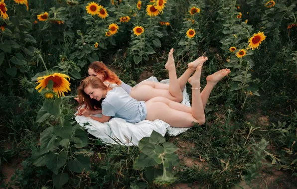 Подсолнухи, девушки, ноги, улыбки