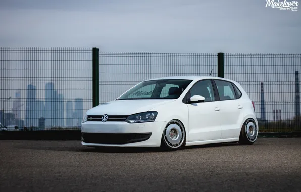 Картинка volkswagen, white, wheels, tuning, polo, germany, low, stance