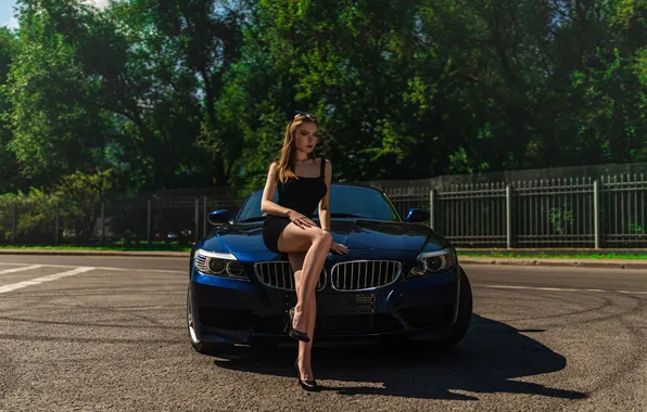 Картинка девушка, милая, модель, BMW, Очки, Обои, Туфли, шатенка