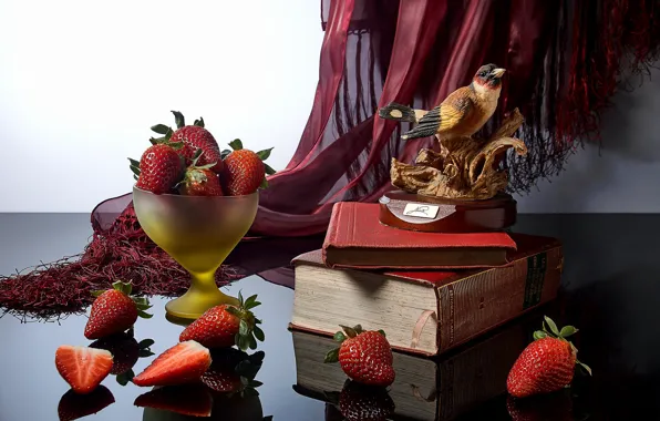 Стиль, отражение, ягоды, книги, клубника, статуэтка, птичка, натюрморт