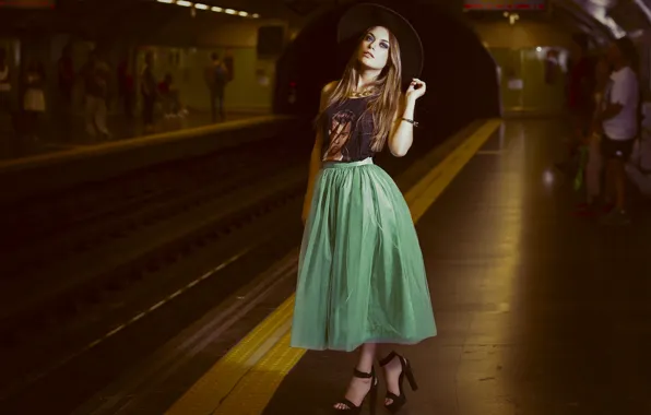 Девушка, метро, юбка, босоножки