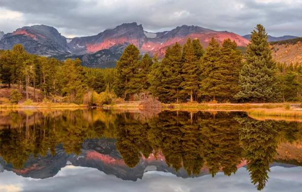 Картинка осень, лес, небо, деревья, горы, озеро, отражение, берег