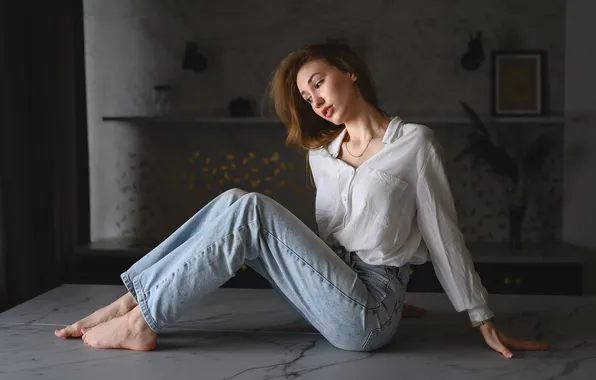 Картинка девушка, barefoot, model, jeans, brunette, sitting, feet, white shirt