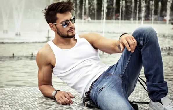 Картинка майка, очки, лежит, парень