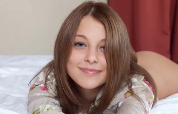 Попка, девушка, улыбка, милая, постель, блузка, Nikia A