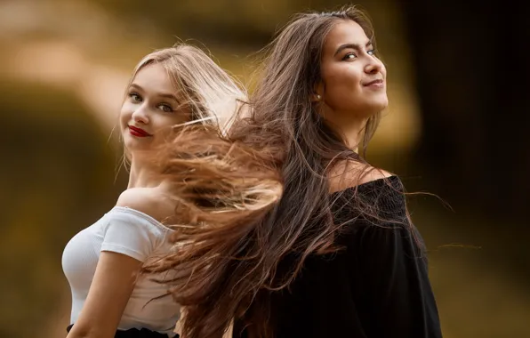 Девушки, Laura, Bea