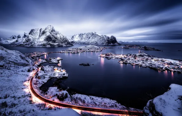 Картинка зима, небо, свет, горы, тучи, городок, поселение, фьорд