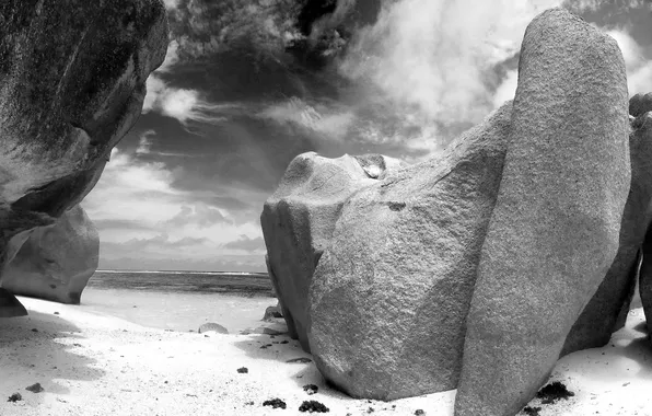 Песок, скалы, черно-белое фото