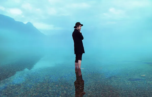 Картинка туман, отражение, в воде, в шляпе