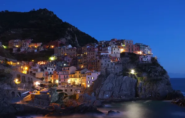 Картинка море, скала, побережье, гора, дома, вечер, освещение, Италия