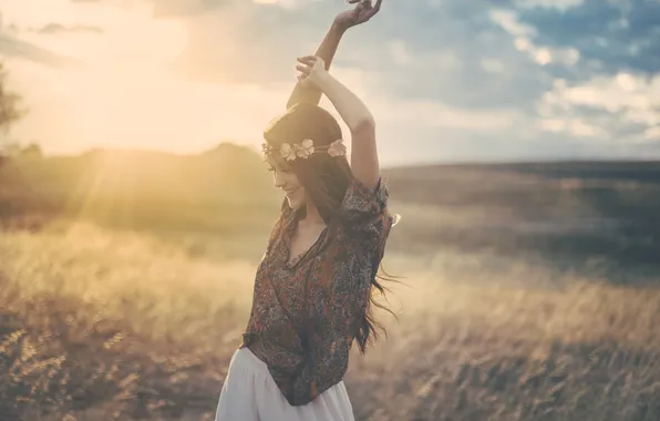 Девушка, улыбка, руки