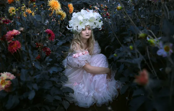 Картинка девушка, цветы, настроение, лилии, платье, венок, георгины, Holly Brown