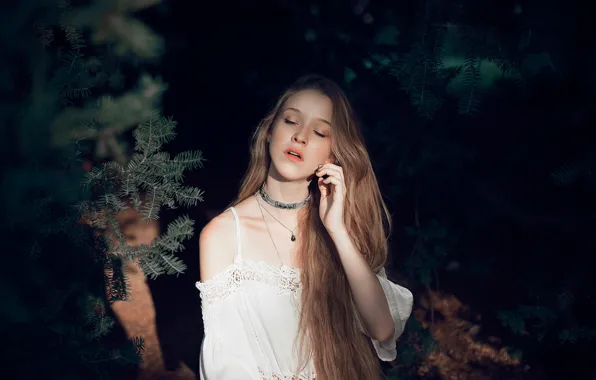 Девушка, настроение, рука, длинные волосы, еловые ветки, Alicia Cao Guarido
