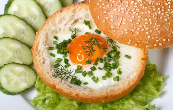 Яичница, огурцы, булочка