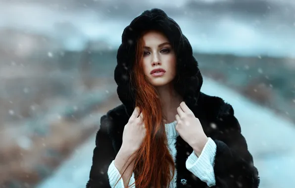Картинка зима, взгляд, снежинки, фон, модель, портрет, руки, макияж