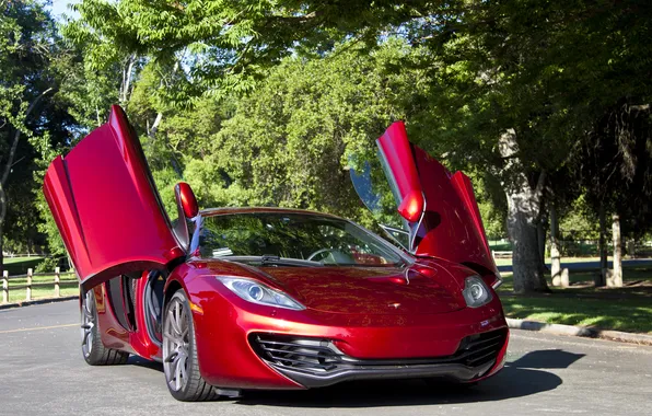 Картинка деревья, McLaren, red, MP4-12C, МакЛарен, красній, распахнутіе, дверці