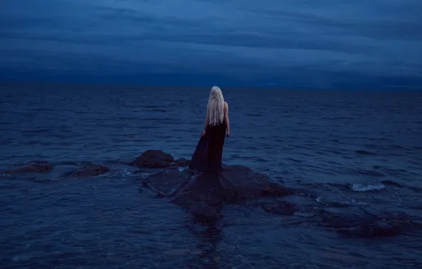 Картинка небо, девушка, облака, камни, настроение, платье, блондинка, сумерки