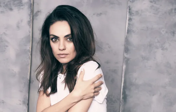 Взгляд, поза, фон, портрет, актриса, брюнетка, Mila Kunis, Мила Кунис