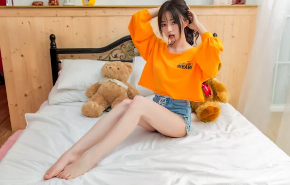 Взгляд, постель, look, bed, teddy bear, плюшевый мишка, джинсовые шорты, denim shorts
