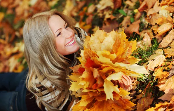 Картинка осень, трава, взгляд, листья, девушка, улыбка, джинсы, блондинка