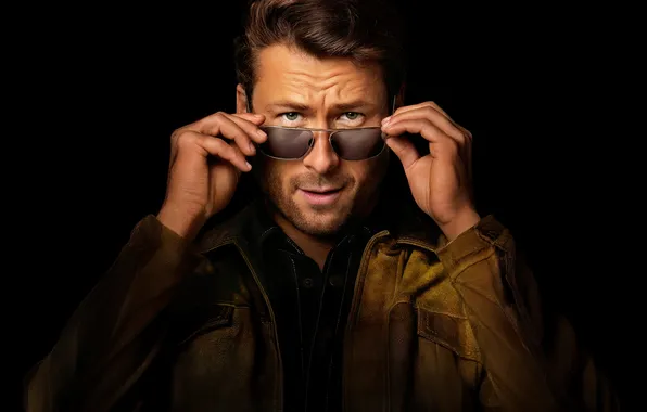 Фильм, очки, куртка, черный фон, актёр, Глен Пауэлл, Glen Powell, Hit Man