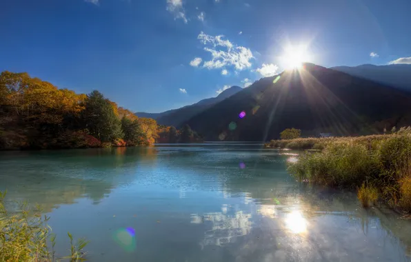 Картинка осень, солнце, лучи, деревья, горы, озеро