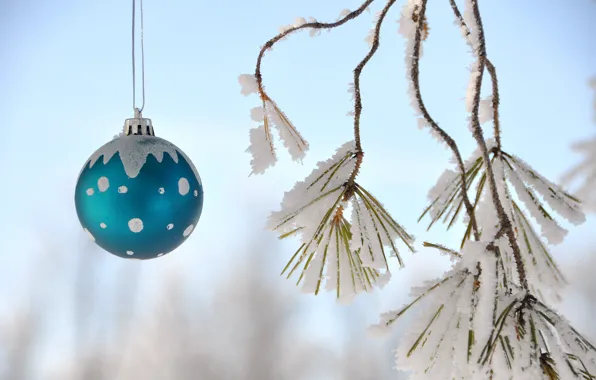 Картинка небо, снег, новый год, рождество, шарик, украшение
