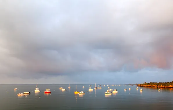 Картинка море, небо, облака, берег, лодка, утро, яхта