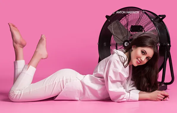 Картинка взгляд, девушка, поза, улыбка, ноги, вентилятор, рубашка, розовый фон