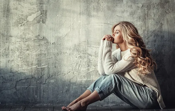 Картинка barefoot, women, jeans, blonde, sitting, closed eyes, sweater