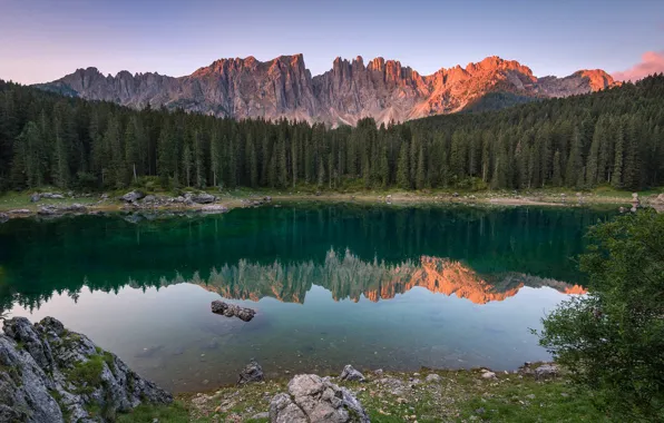 Лес, небо, вода, солнце, деревья, горы, озеро, отражение