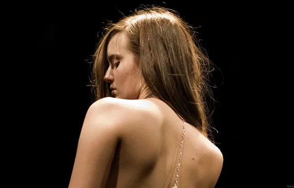 Девушка, спина, актриса, брюнетка, Maggie Grace, Мэгги Грэйс, обнаженная, цепочка