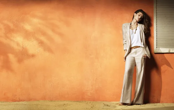 Картинка песок, девушка, стена, модель, тень, костюм, красотка, Isabeli Fontana