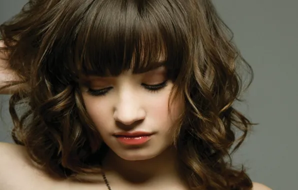 Актриса, шатенка, кудри, знаменитость, Деми Ловато, Demi Lovato, опущенный взгляд