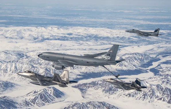ВВС США, McDonnell Douglas F-15 Eagle, военно-транспортный самолёт, многоцелевой истребитель пятого поколения, самолёт-заправщик, Boeing KC-135 …