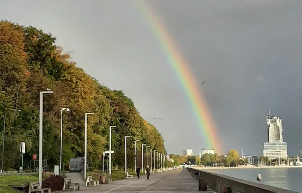 Morze, tęcza, deptak