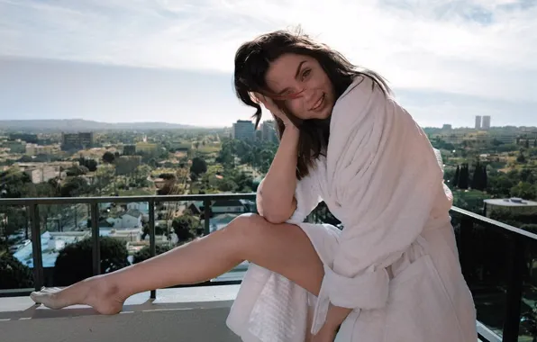 Босиком, актриса, брюнетка, красивая, ножка, улыбается, вид на город, Ana de Armas