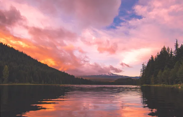 Картинка небо, облака, деревья, горы, водоем