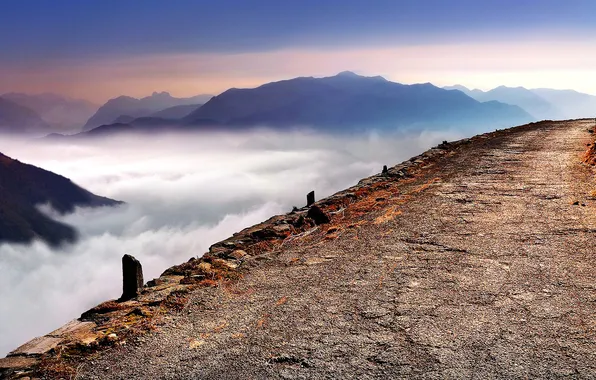 Картинка дорога, облака, горы, туман, Италия, Ломбардия, Альпе-ди-Ленно