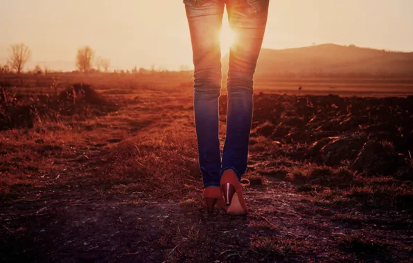 Картинка девушка, солнце, закат, джинсы, ножки, off-road