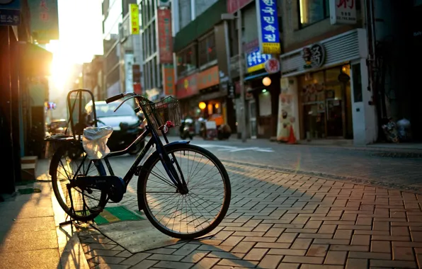 Картинка солнце, лучи, велосипед, город, улица, дороги, дома, утро