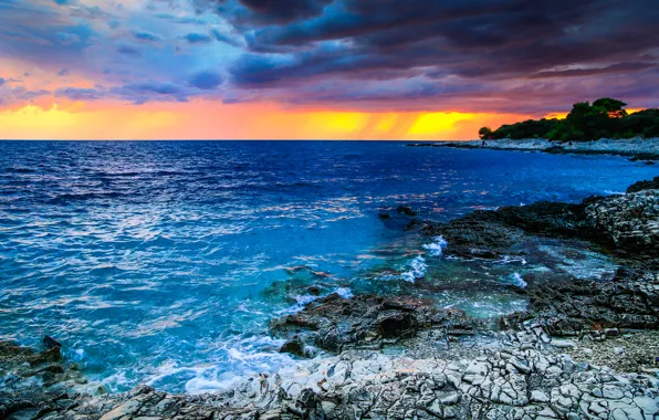 Картинка море, небо, облака, закат, камни, побережье, горизонт, Хорватия