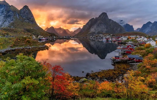 Картинка осень, закат, горы, отражение, деревня, Норвегия, домики, Norway