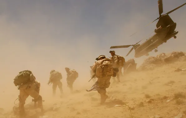 Картинка ветер, пыль, вертолет, солдаты, Афганистан