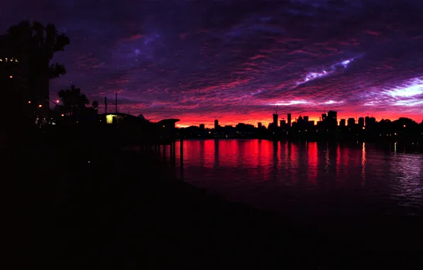 Картинка ночь, река, дома, бардовый закат