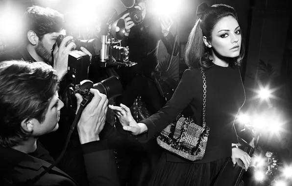 Девушка, актриса, брюнетка, черно-белое, камеры, мужчины, вспышки, Mila Kunis