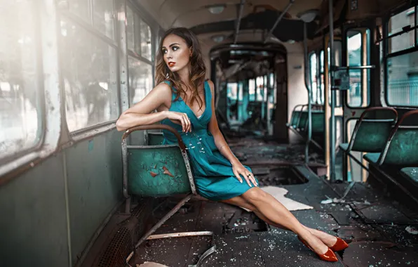 Картинка девушка, ситуация, старый вагон