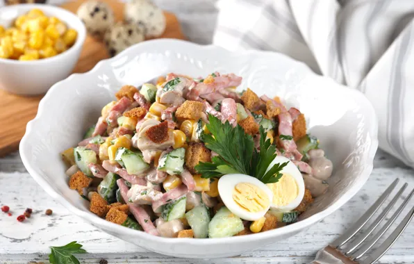 Яйцо, кукуруза, колбаса, салат