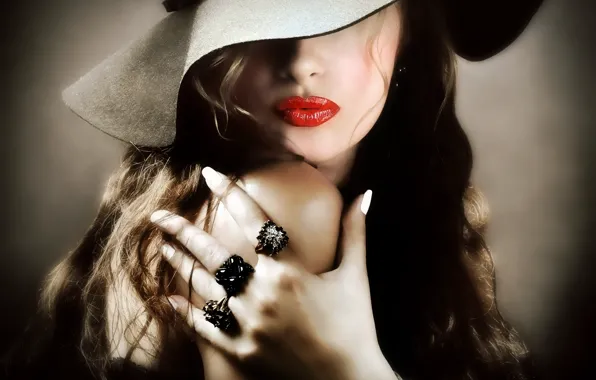 Девушка, рука, кольца, шляпа, помада, красные губы