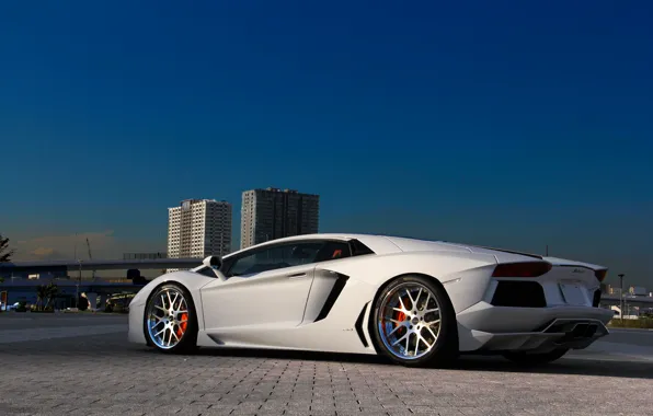 Картинка белый, небо, здания, white, lamborghini, вид сбоку, aventador, lp700-4